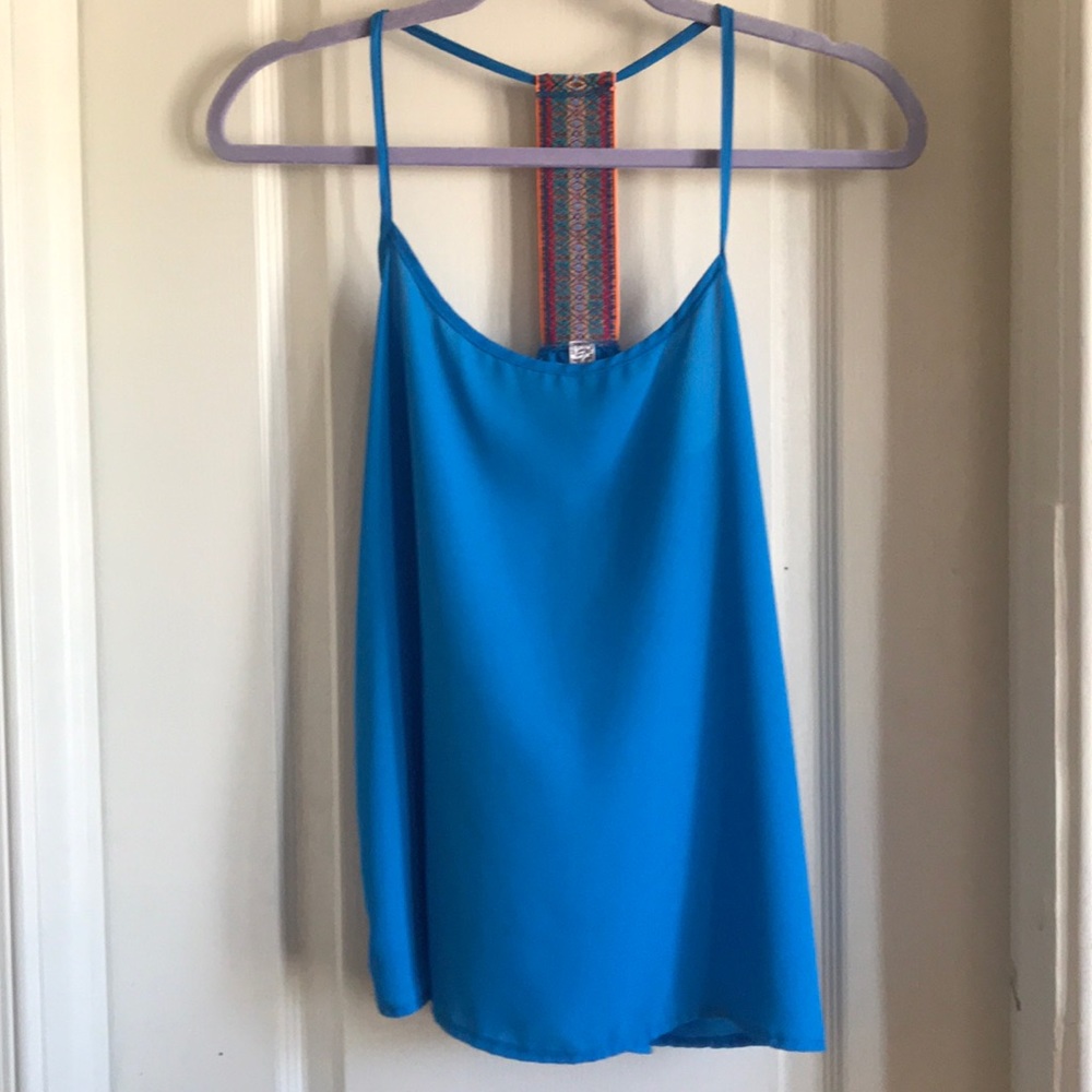 Super cute flowy top!